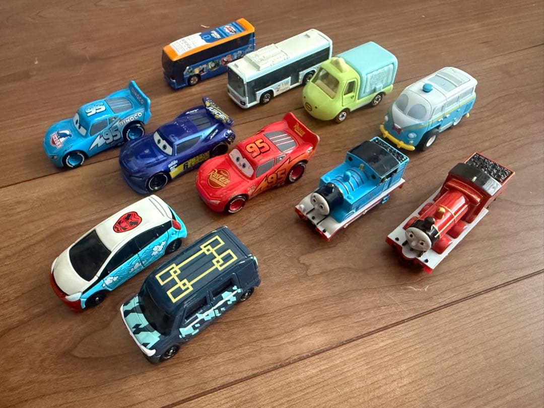 トミカ　まとめ 約100台弱　コンボイ付き　カーズ 鬼滅　すみっこ等
