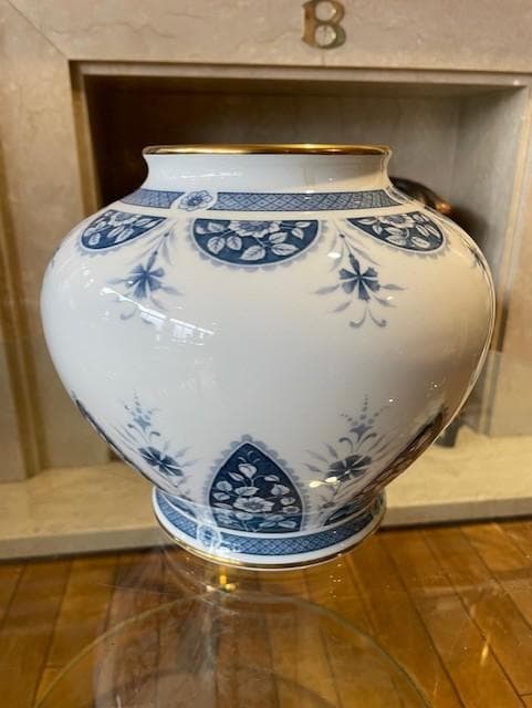 手描き花柄の磁器花瓶