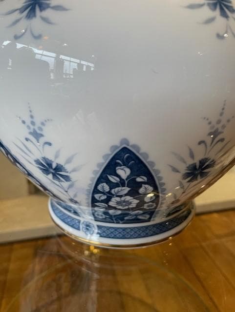 手描き花柄の磁器花瓶