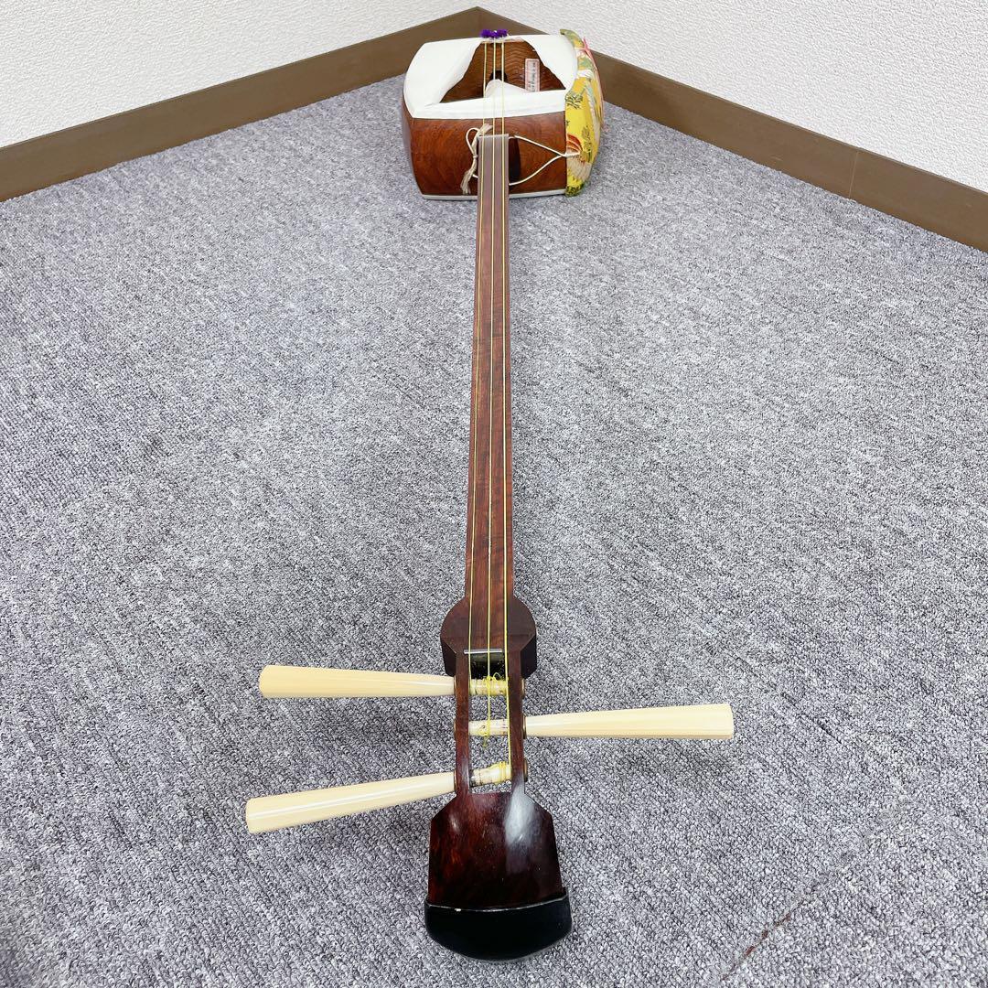 三味線 細棹 金細 トチあり 紅木 綾杉胴 一本溝 天然素材糸巻き 和楽器