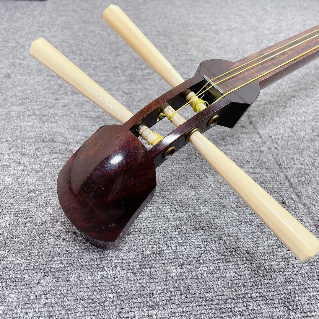 三味線 細棹 金細 トチあり 紅木 綾杉胴 一本溝 天然素材糸巻き 和楽器