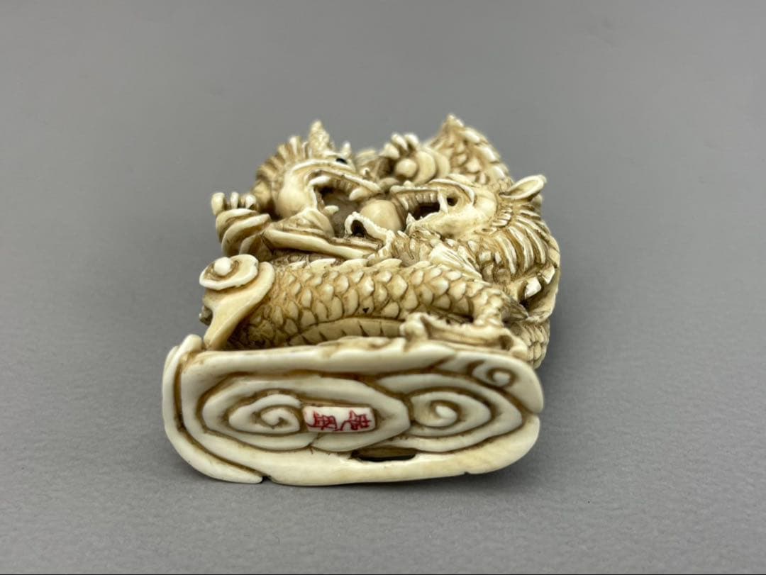 極上細密彫刻 双龍 根付 作家物 置物 古玩 骨董品 カバ牙製 篆刻