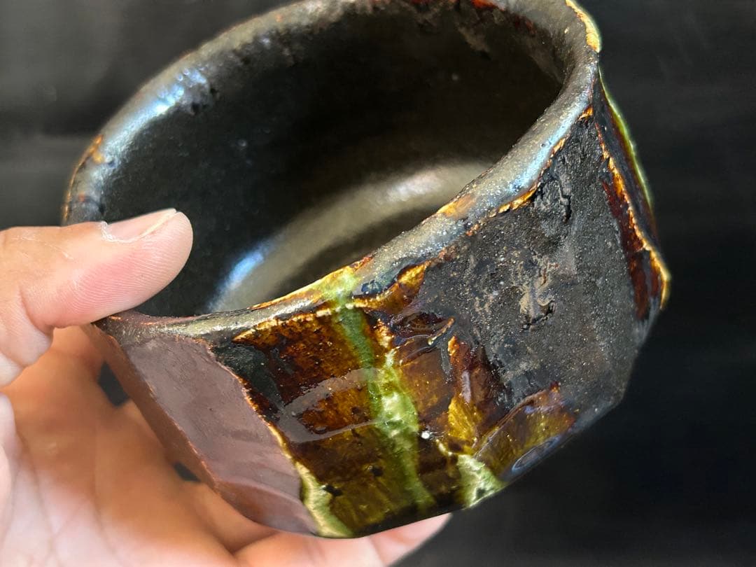 至高の究極の美◾️蔵から美しい形状と深みのある茶色と緑色の釉薬の抹茶茶碗が出てきた