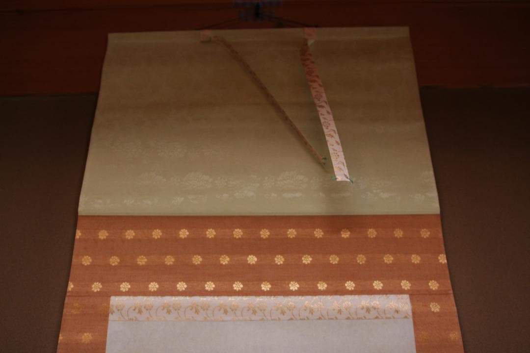 共箱（裏書あり）付き　彩色山水の図　　在銘：春光 山水画 掛軸