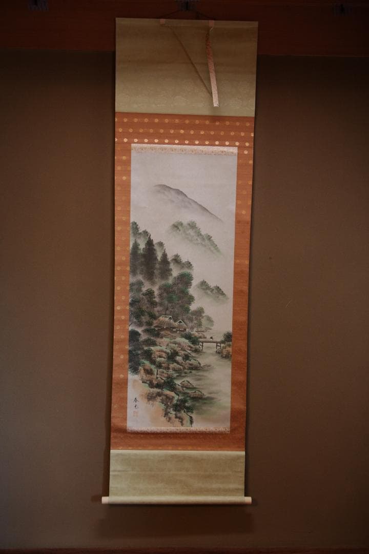 共箱（裏書あり）付き　彩色山水の図　　在銘：春光 山水画 掛軸