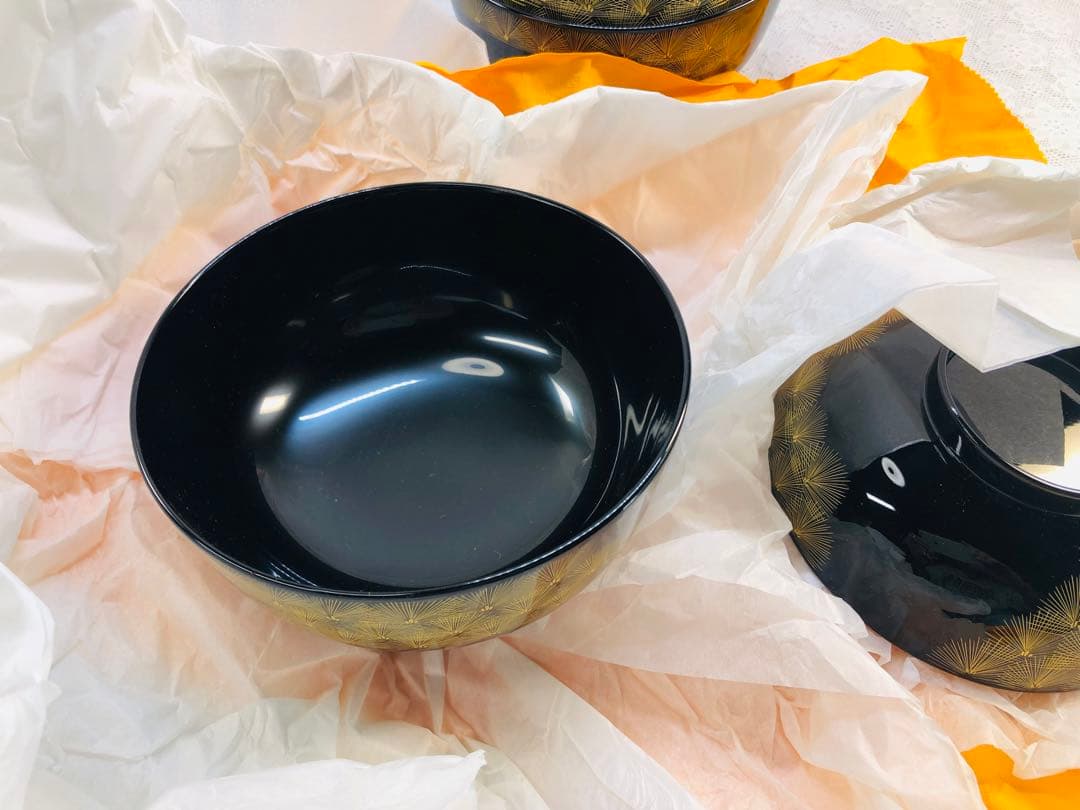 輪島塗　漆　なかたに　沈金　黒い蓋付き椀 金色の松の葉模様