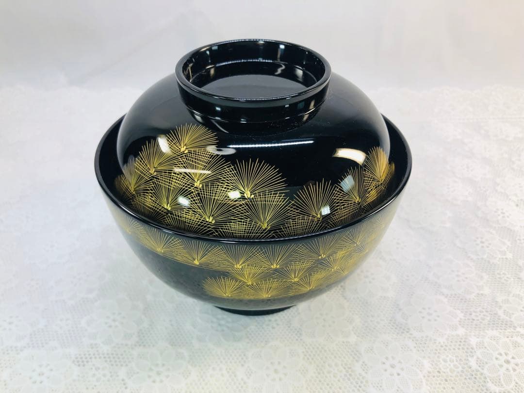 輪島塗　漆　なかたに　沈金　黒い蓋付き椀 金色の松の葉模様
