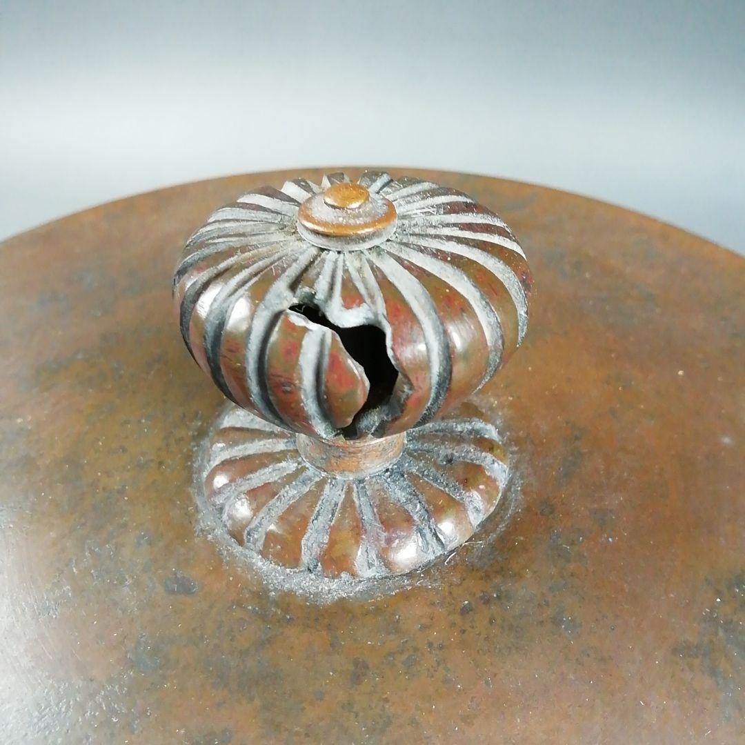 Ｗ１７４　茶釜　『菊文　撫肩丸釜』『釜師　十一代　加藤忠之朗』『鉄釜』　共箱