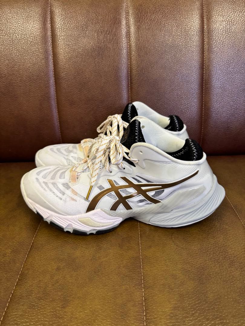 ASICS メタライズバレーボールシューズ ホワイト/ゴールド 27.5cm