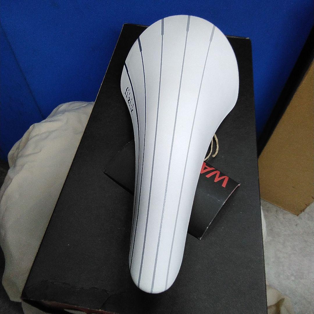 新品未使用 fi'zi:k Volta R1 カーボン サドル192g ホワイト