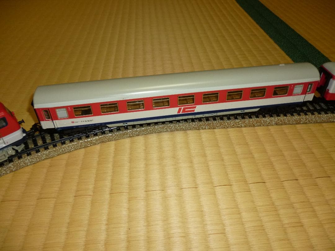 メルクリンHOゲージのアナログ電気機関車と客車4両のセット