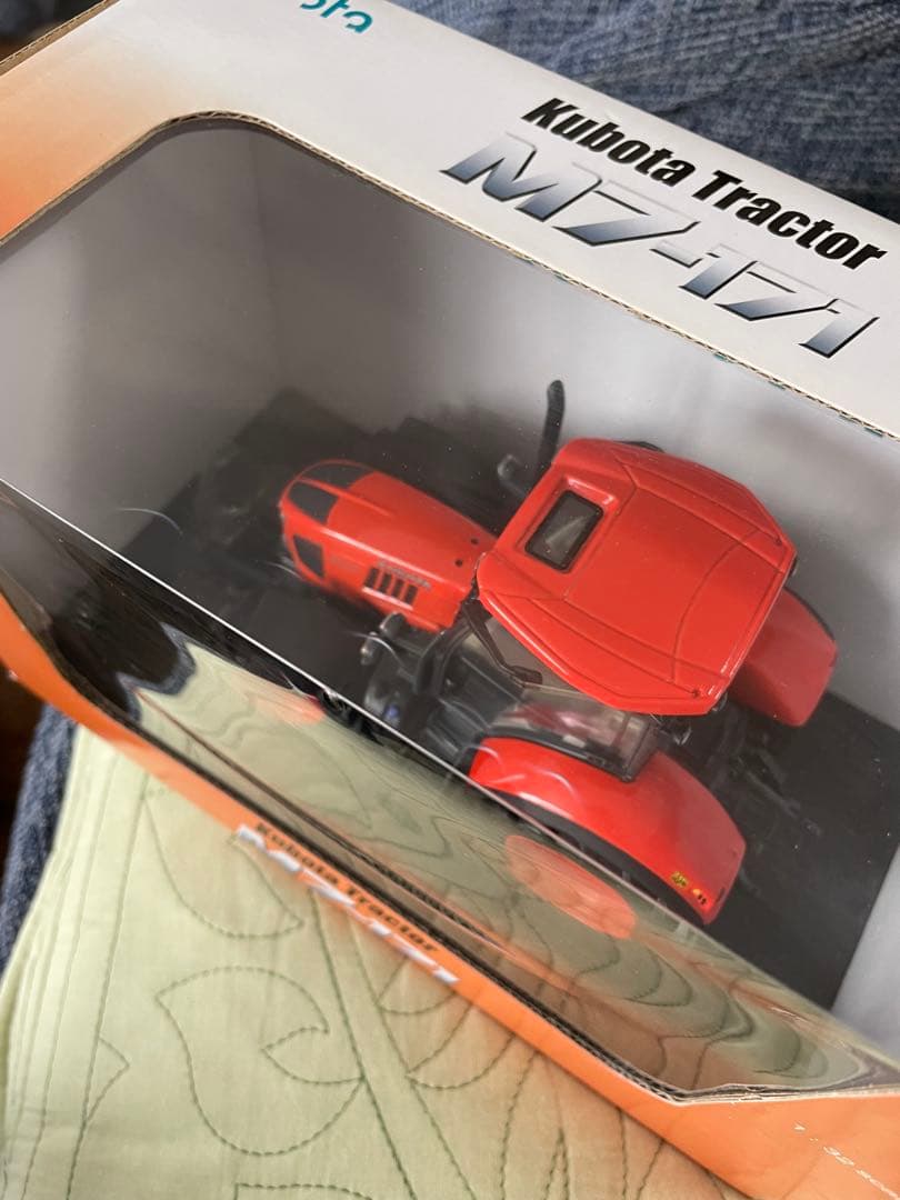 更にお値引き　Kubota M7-171 トラクター 1:32スケール