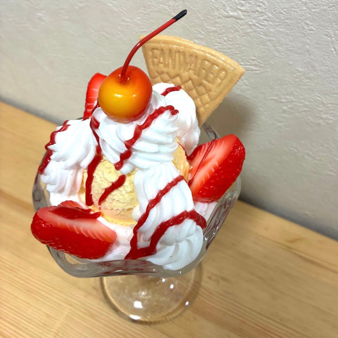 食品サンプル　いちごパフェ　合羽橋　まいづる製　実物大 苺　イチゴ