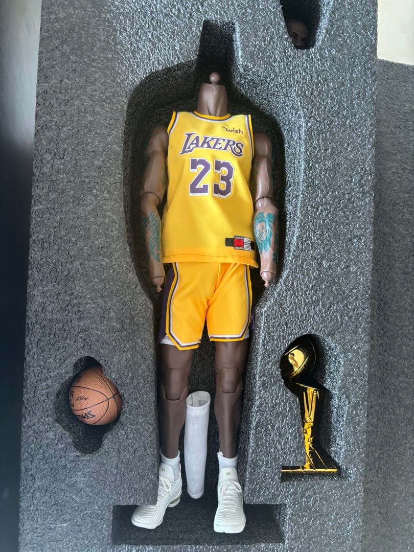 レブロン・ジェームズ　1/6 フィギュア　NBA