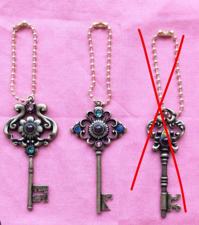 専用　新宿伊勢丹　青山デカーボ　エンブレム缶2点　鍵チャーム付き