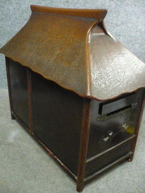 藁葺き屋根の家型器局 [B30955]
