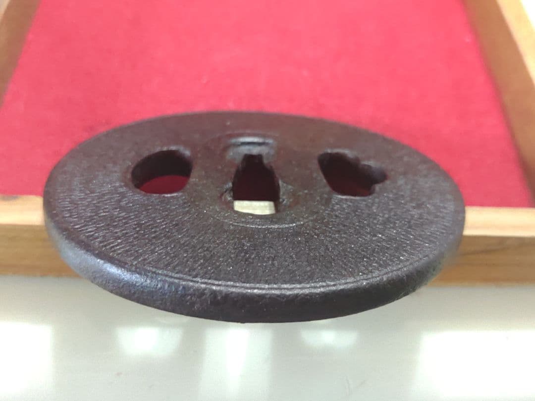 円形鍔　毛彫り　覆輪？　武具　ツバ　かわいい鍔　厚手つば　鉄製　刀装具