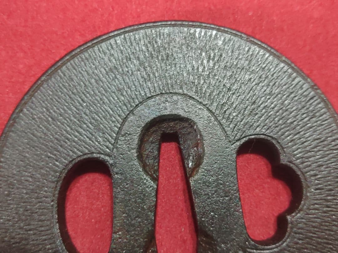 円形鍔　毛彫り　覆輪？　武具　ツバ　かわいい鍔　厚手つば　鉄製　刀装具