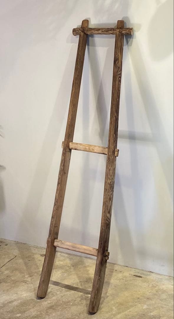 古い木製の梯子 ディスプレイ アンティーク
