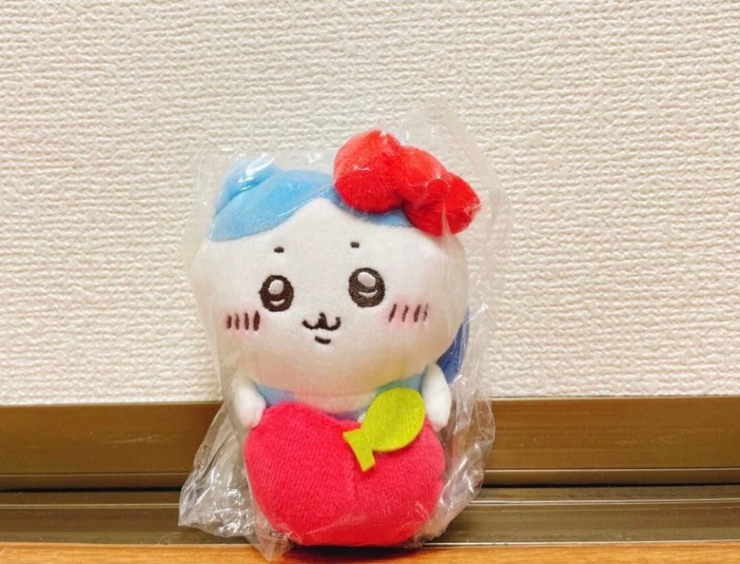 ちいかわ　デスクトップから見守るひっかけぬいぐるみ　ハチワレ　ハローキティ