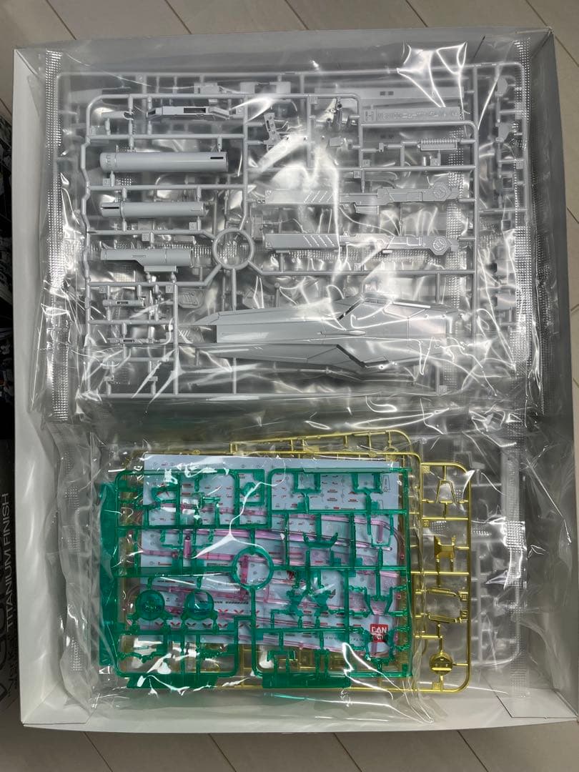 MG νガンダム \"Ver.Ka\" チタニウムフィニッシュ　ニューガンダム