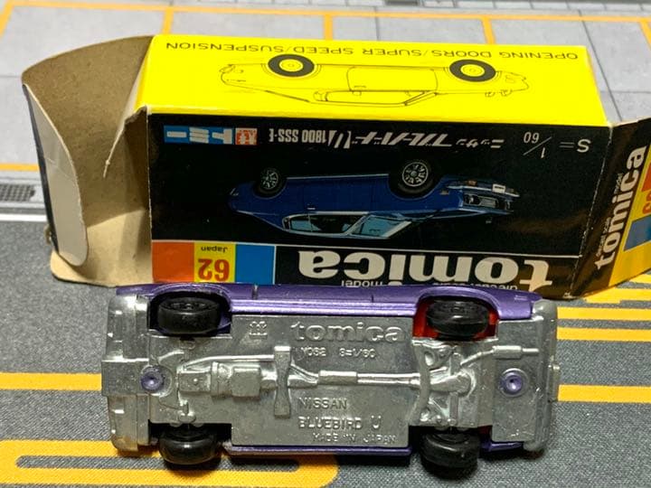 日本製　黒箱トミカ 日産　ブルーバードU エラー品