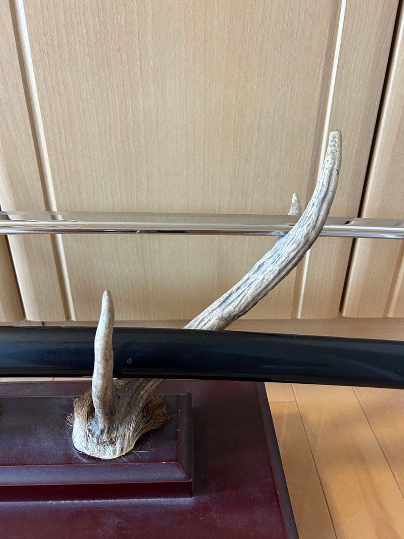 模造刀　刀掛け　天然鹿角台座付き