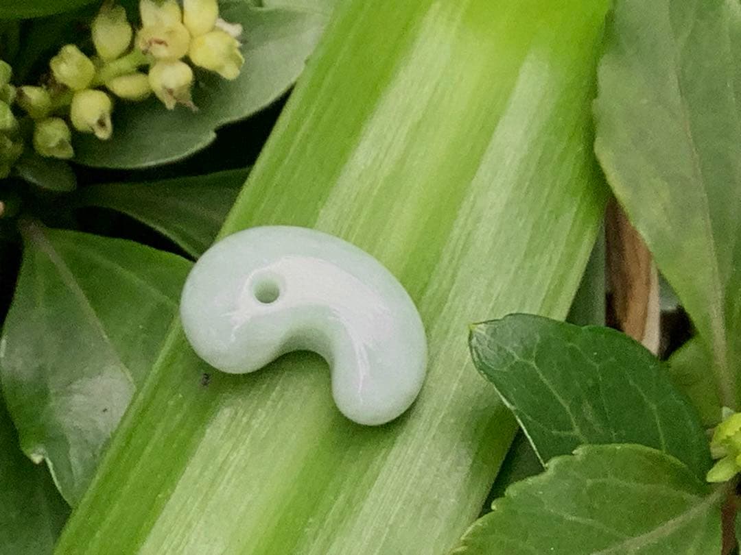 ✳神様からの授かり*糸魚川翡翠勾玉　極上高品質端材使用　縁起良い御守り　鑑別書付