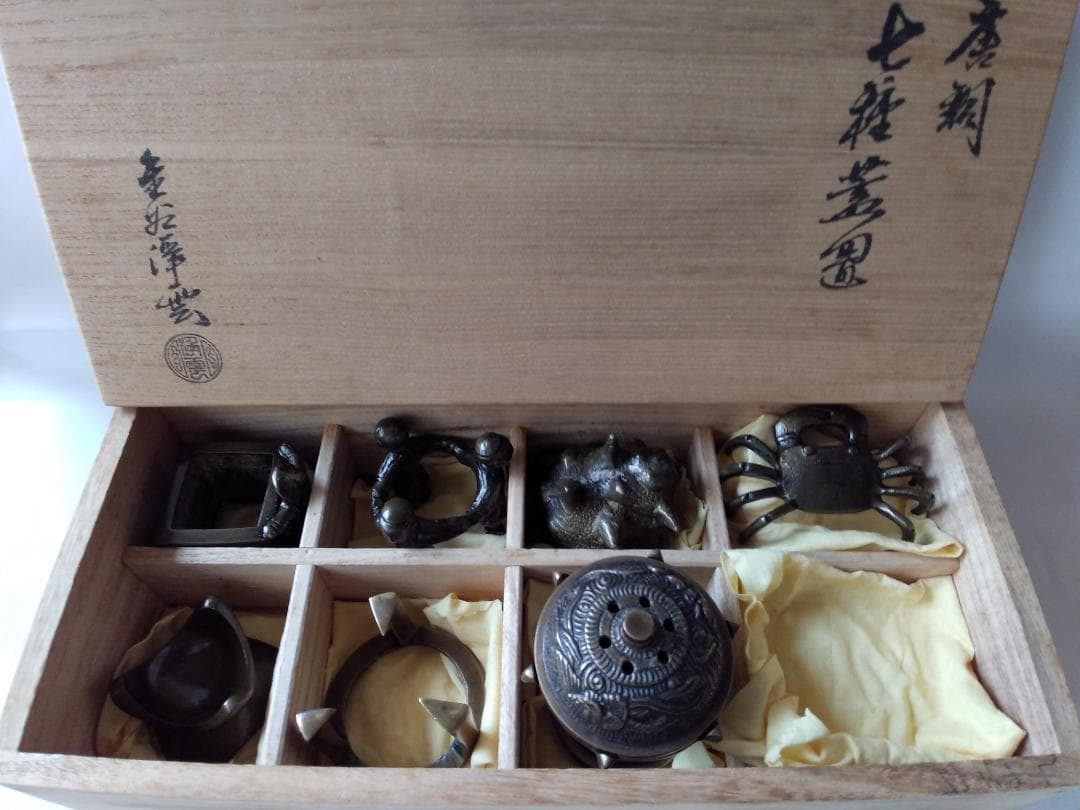唐銅 七種蓋置 金谷浄雲 造 茶道具 茶器 蓋置 共箱 共布 美品 です。
