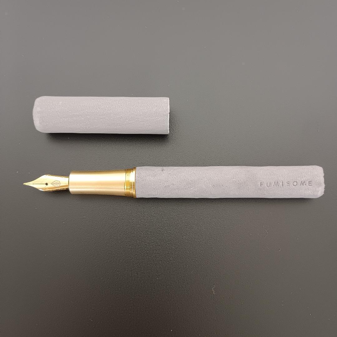 【文染】 やわらかな万年筆 ふわり ジビエレザー 鹿革 灰