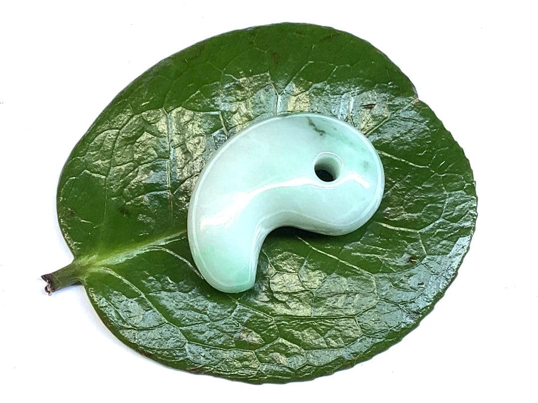 ✳premiumシリーズ*入りコン沢　糸魚川翡翠勾玉　一生物の守護石 鑑別書付‼️