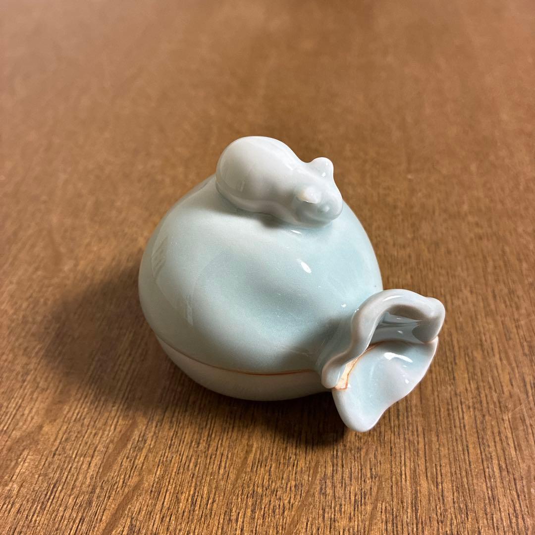 香合　青瓷袋鼠