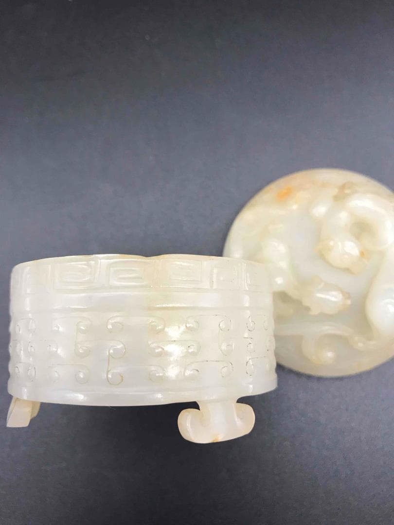 清時代　和田玉 神獣双龍鈕鼓釘浮彫三足香炉　香合　香盒　蓋付き(F-59)