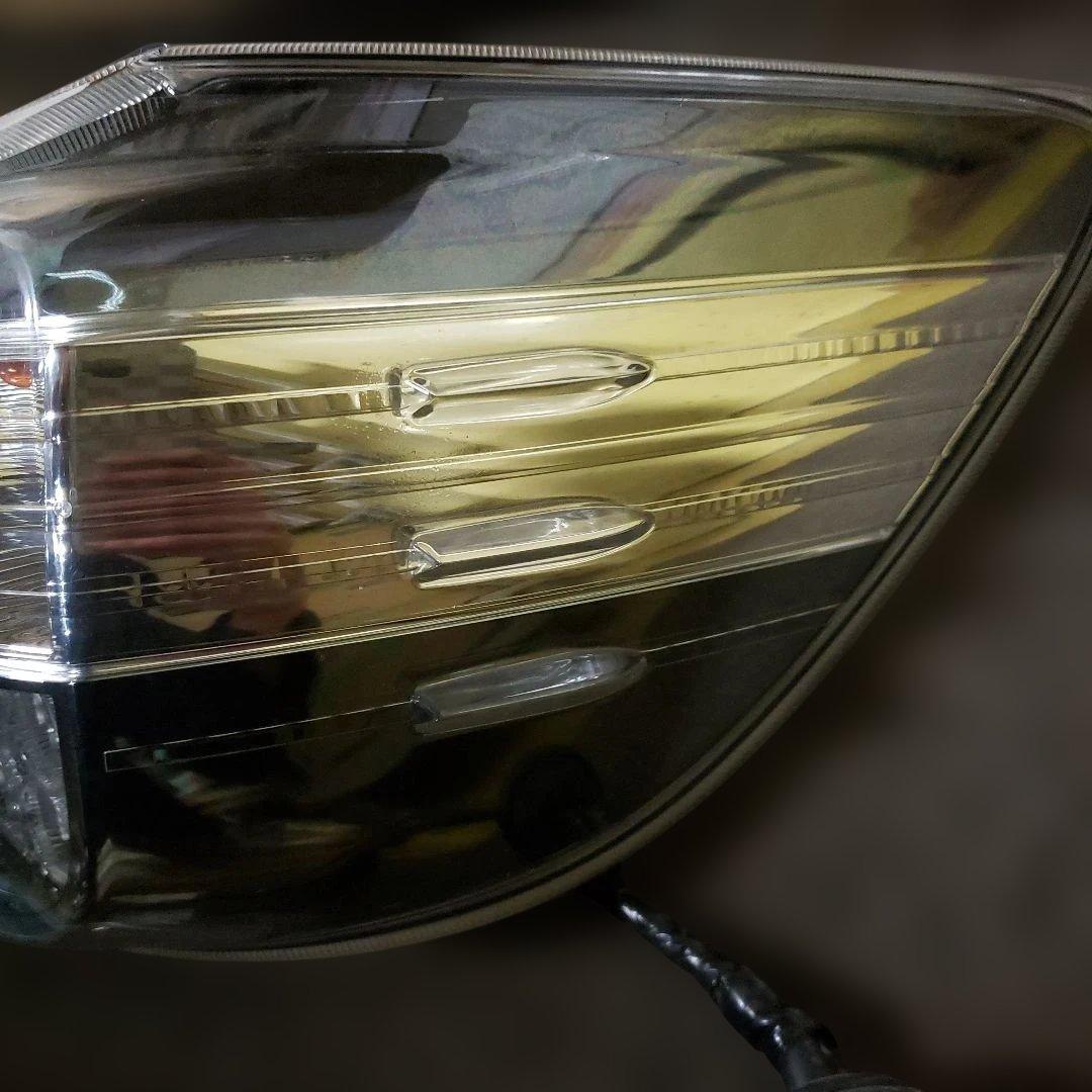 ウィッシュ　DBA-ZGE 右テールランプレンズ