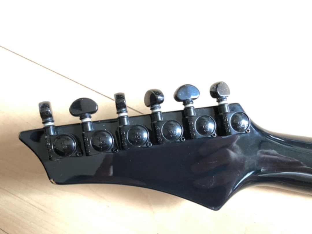 激安！激トラ目トップ！]美しいルックスと弾きやすさのブランド製ギター