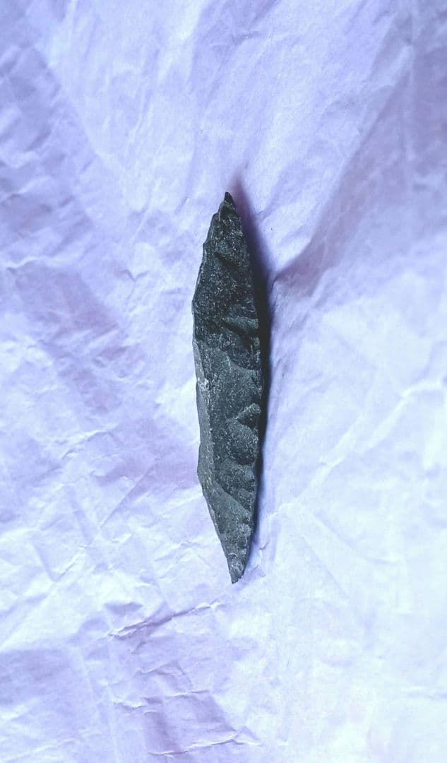 原始人 アイヌ仕様。 b 石器　尖頭器　 サヌカイト 模写