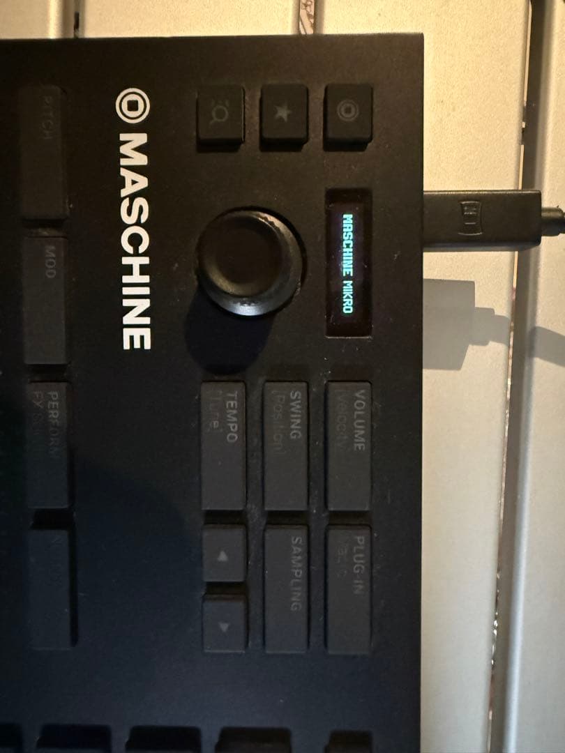(NI) Maschine Mikro mK3 本体とケーブル