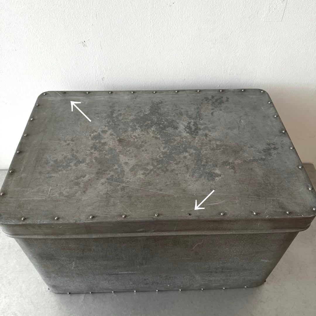 古道具/アルミリベットが美しい大きめコンテナ