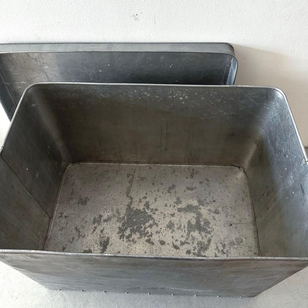 古道具/アルミリベットが美しい大きめコンテナ