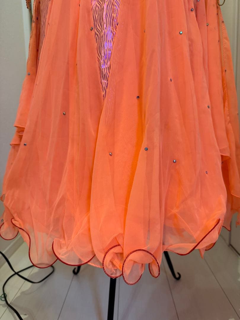 ダンスドレス　　オレンジ　　スパンコール装飾
