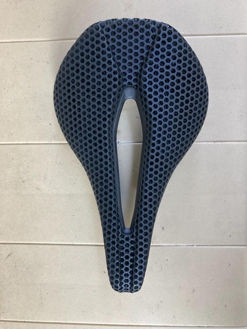 TNILiteFly 3D カーボンサドル