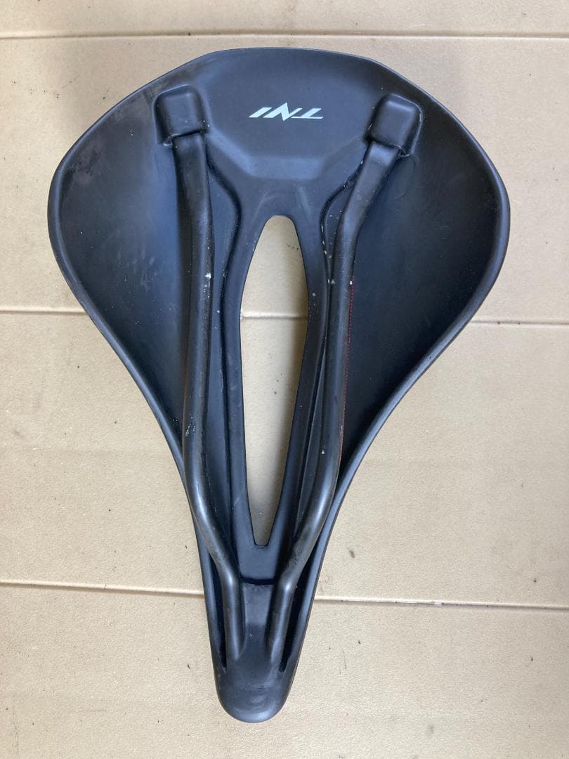 TNILiteFly 3D カーボンサドル