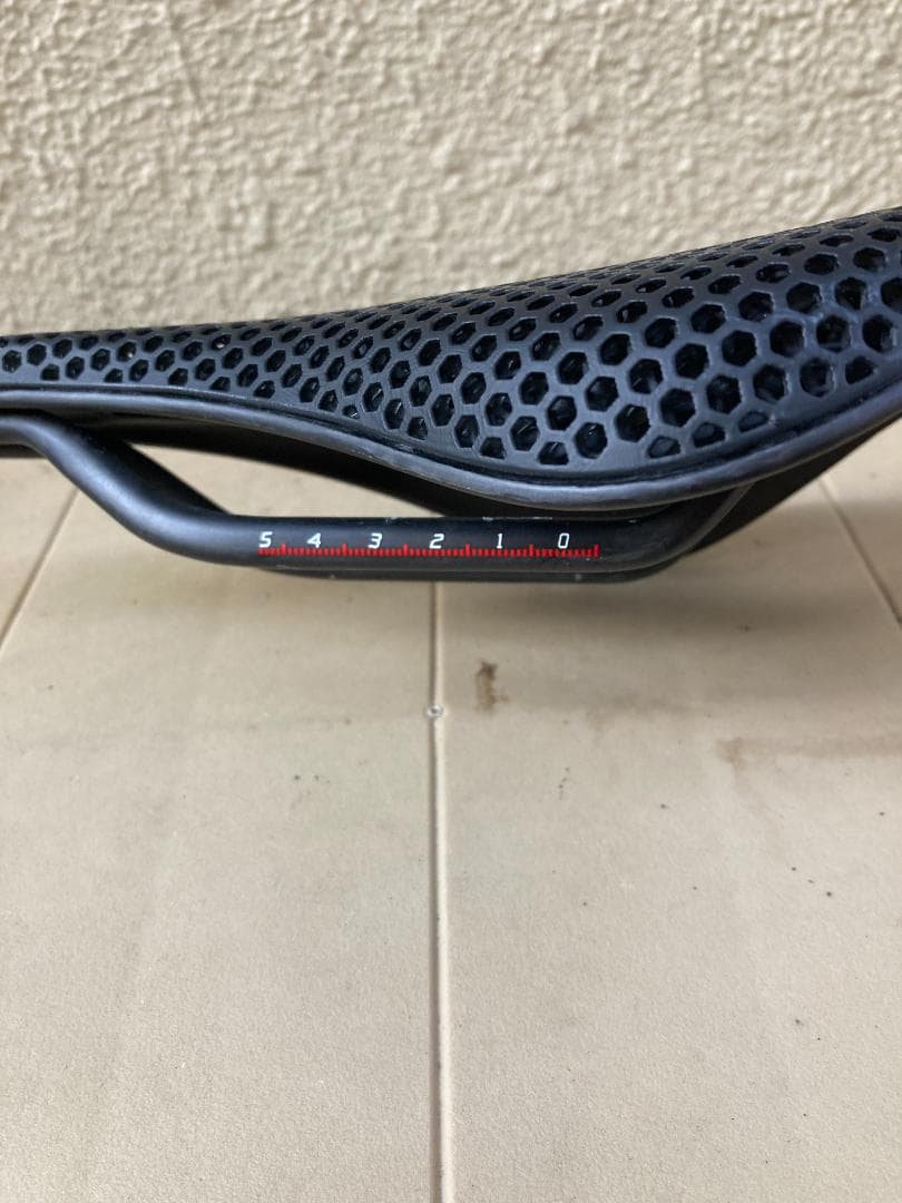 TNILiteFly 3D カーボンサドル