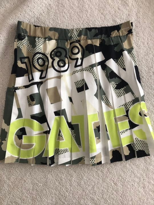 パーリーゲイツ　カモ柄　プリーツスカート