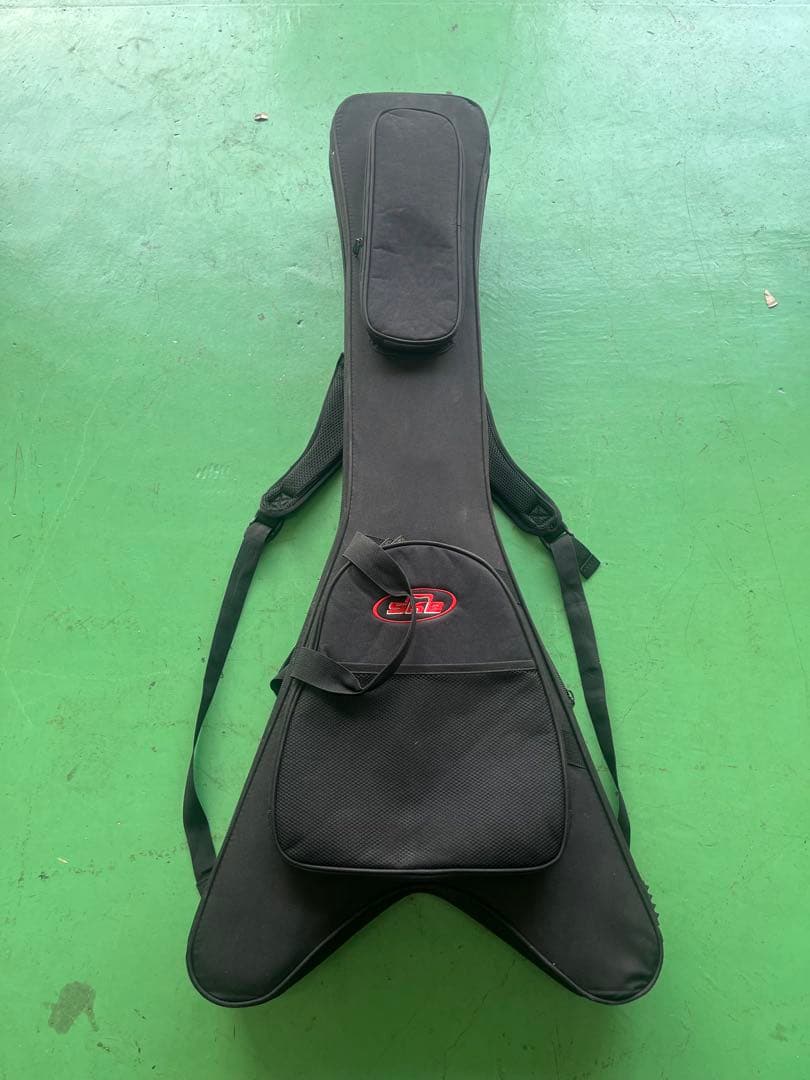 Jackson V型エレキギター ブラック リバースヘッド