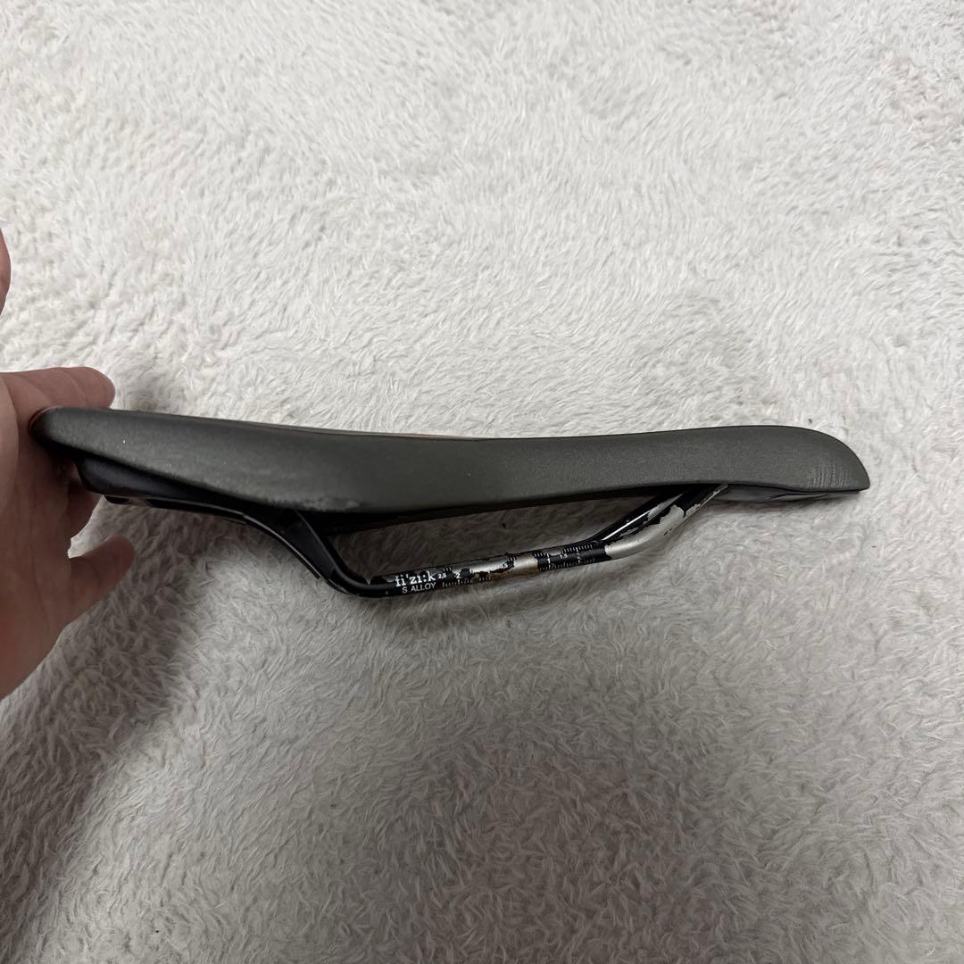 fizik サドル 黒/オレンジ