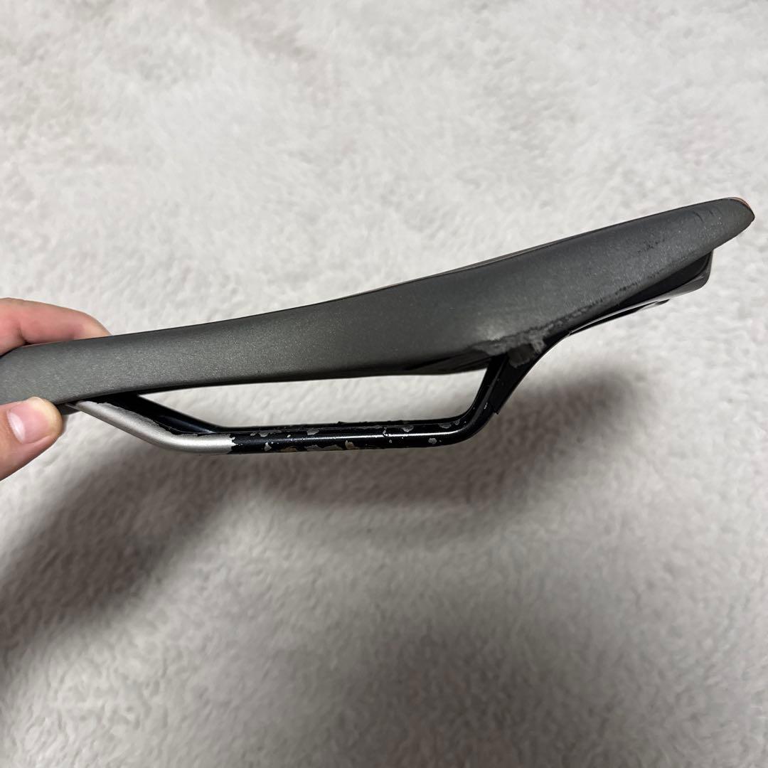 fizik サドル 黒/オレンジ