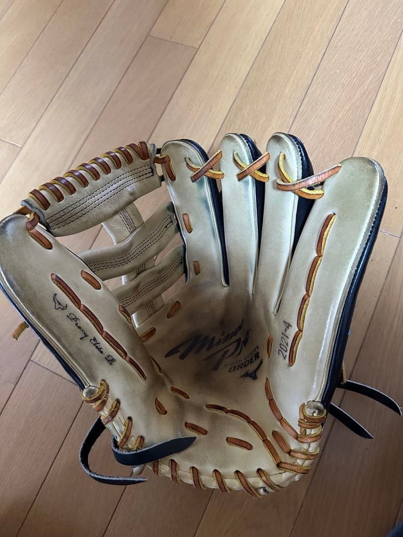 ミズノ 野球グローブ 右投げ用 黒白刺繍