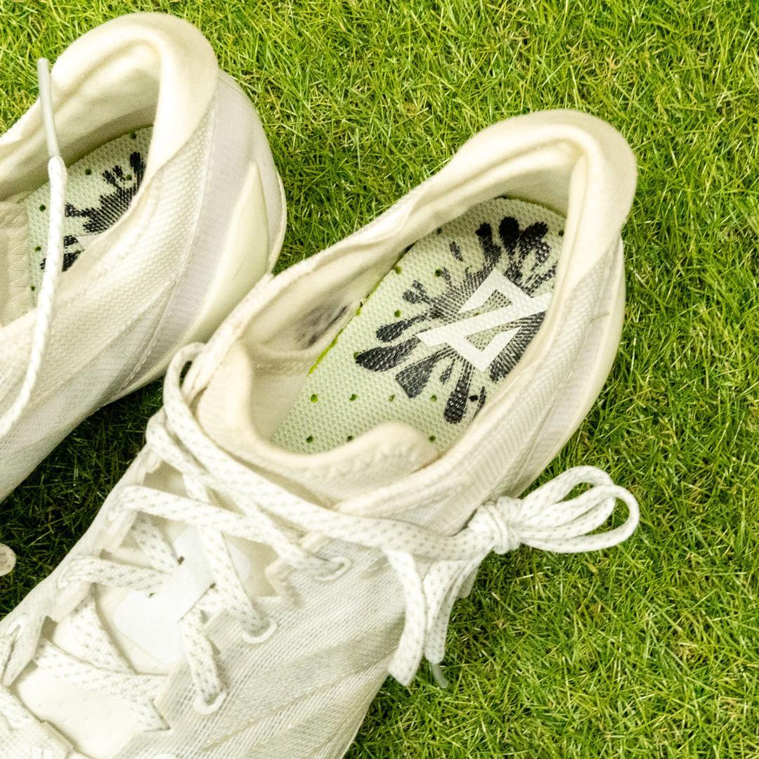 adidas ホワイト スパイクシューズ