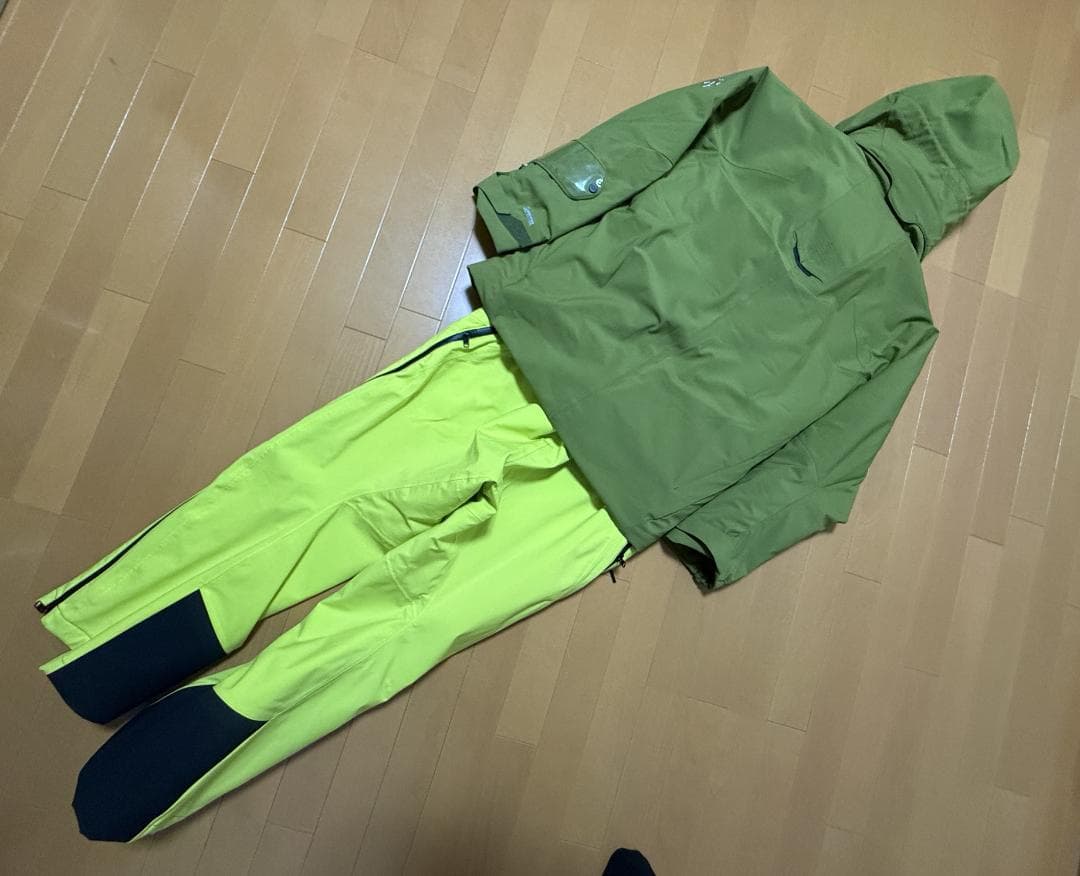美品 デサント スキーウエアー ジャケット ＆ ビブ パンツ DESCENTE